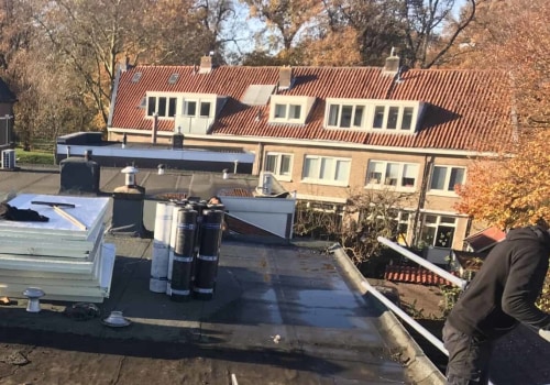 Wat is eenvoudiger om dakspanen of metalen dak te installeren?